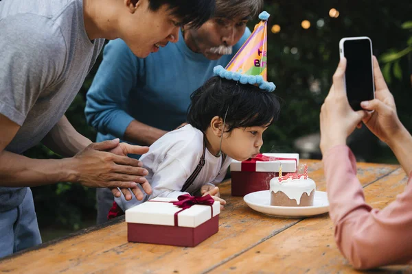 Азиатский Ребенок Задувает Свечи Торта Отпраздновать День Рождения Семьей — стоковое фото