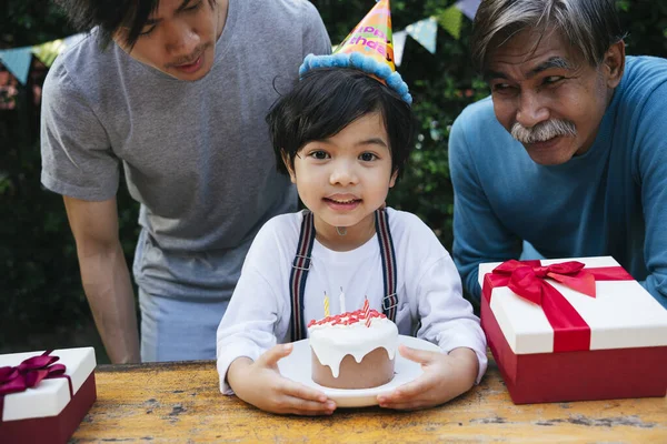 Portret Van Zoon Vader Grootvader Vieren Kinderfeestje Tuin — Stockfoto