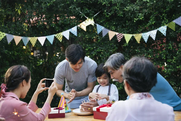 Criança Asiática Celebra Festa Aniversário Com Família Livre Mãe Tirando — Fotografia de Stock