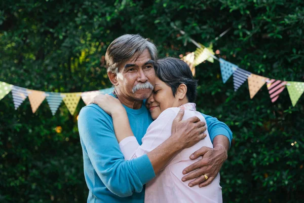 Romance Asiatico Anziano Coppia Abbracciare Ballare Ogni Altro All Aperto — Foto Stock