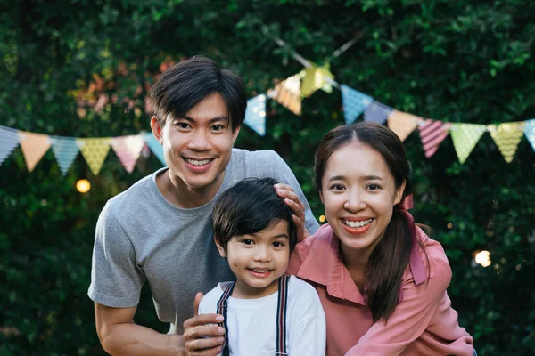 Porträt Der Asiatischen Familie Sohn Vater Und Mutter Geburtstagsfeier Freien — Stockfoto