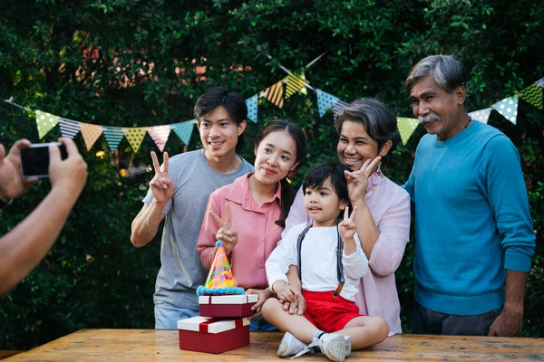 Retrato Família Asiática Tirar Foto Com Smartphone Festa Aniversário Livre — Fotografia de Stock