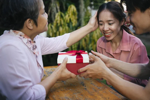 Casal Asiático Dando Caixa Presente Para Mãe Dia Ocasião Especial — Fotografia de Stock