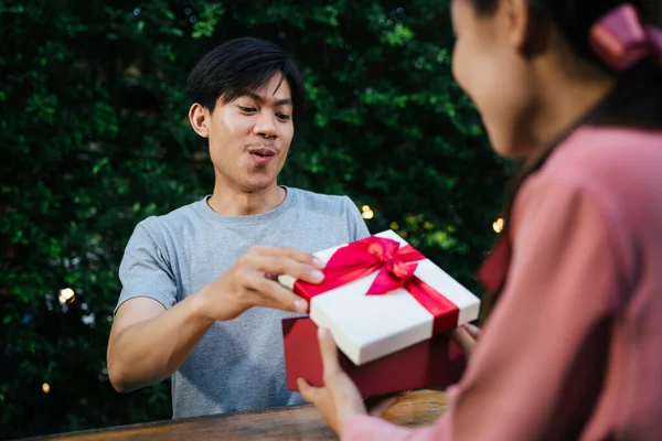 Ázsiai Férfi Kapott Egy Ajándékdobozt Barátnőjétől Valentin Napon — Stock Fotó