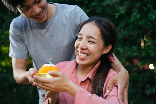 Asiático Homem Surpresa Namorada Com Bolo Aniversário Feito Sobremesa Fio — Fotografia de Stock