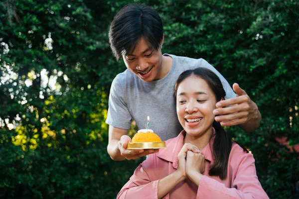 Asiatisch Mann Überraschung Freundin Mit Geburtstagstorte Aus Goldenem Faden Dessert — Stockfoto