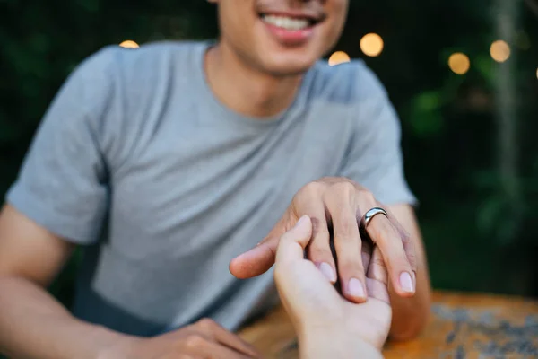 Γυναίκα Προτείνει Έναν Άντρα Για Γάμο Δαχτυλίδι Αρραβώνων — Φωτογραφία Αρχείου