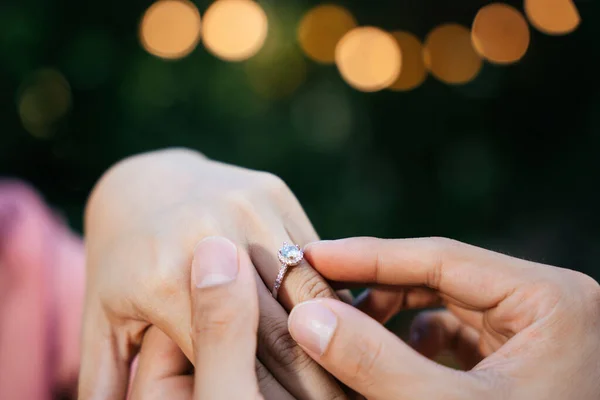 Mann Macht Heiratsantrag Mit Verlobungsring — Stockfoto