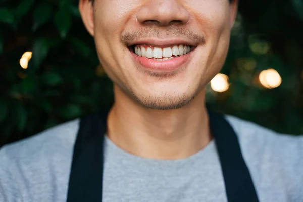 Primo Piano Uomo Asiatico Con Baffi Con Denti Bianchi — Foto Stock