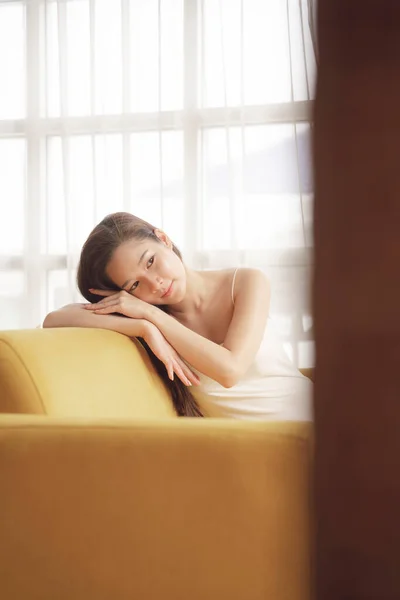 Joven Asiático Belleza Mujer Descansando Sofá Sala Estar — Foto de Stock