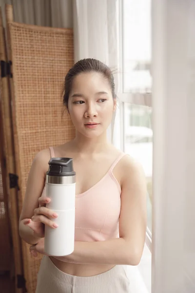 Friska Unga Asiatiska Kvinnan Vila Efter Träning Dricksvatten Från Flaska — Stockfoto