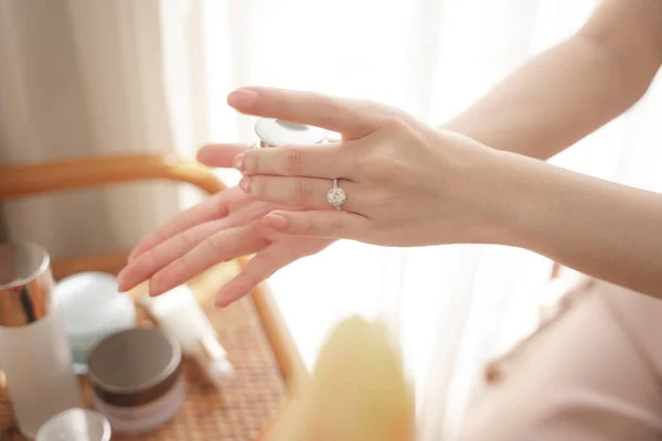 Mano Mujer Que Usa Frasco Crema Escritorio Cosmético Sala Estar — Foto de Stock