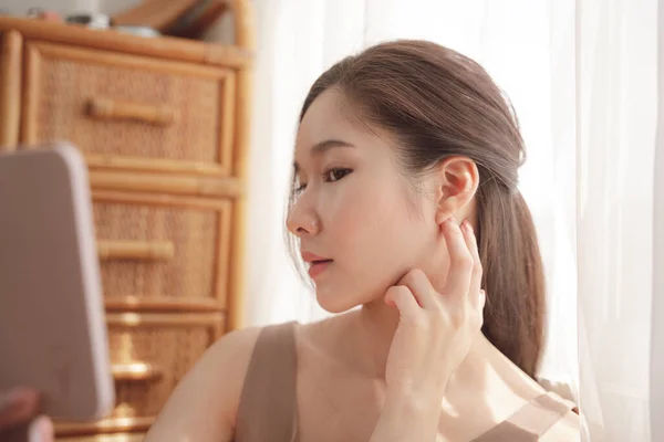 Sidovy Ung Asiatisk Skönhet Kvinna Modell Visar Vänster Öra För — Stockfoto