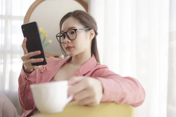 Giovane Asiatica Bellezza Donna Utilizzando Smartphone Tenendo Mano Tazza Caffè — Foto Stock