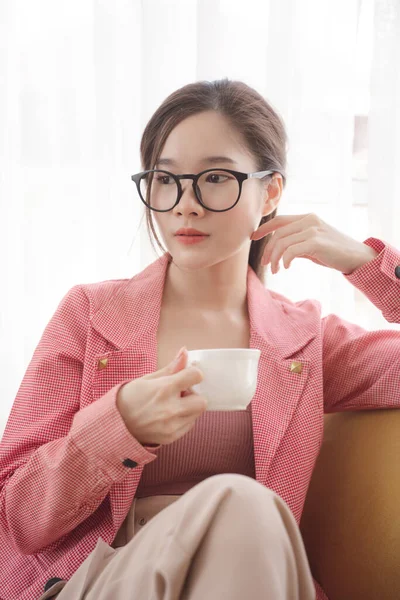 Retrato Joven Asiático Belleza Mujer Usar Rosa Chaqueta Gafas Disfrutar — Foto de Stock