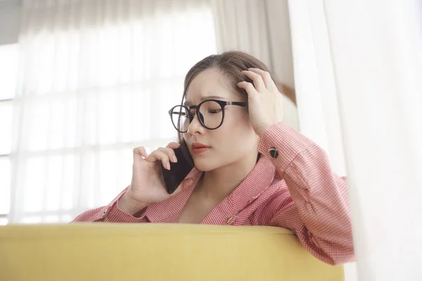 Jovem Asiático Beleza Mulher Ter Negócio Problema Falar Telefone Com — Fotografia de Stock