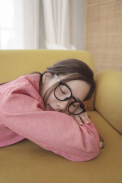 近景肖像年轻的亚洲美女戴着眼镜睡在沙发上 — 图库照片