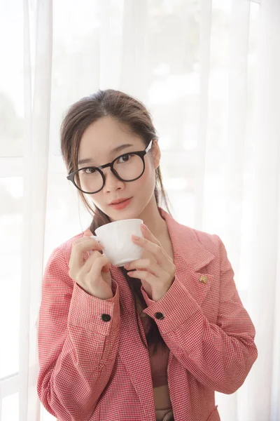 아시아 미녀의 모습을 웃옷을 안경을 커피를 즐긴다 — 스톡 사진