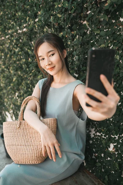 Jovem Asiático Beleza Mulher Tomando Selfie Com Smartphone Parque — Fotografia de Stock