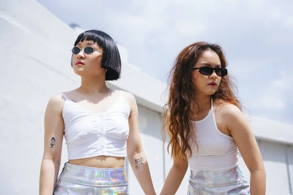 Retrato Dois Jovens Mulheres Asiáticas Usam Colete Branco Óculos Sol — Fotografia de Stock