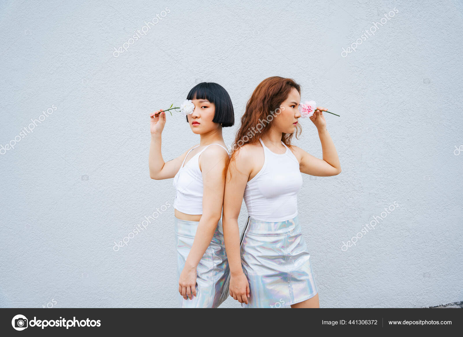 两名身穿白色背心手持鲜花的亚洲年轻女子的画像 图库照片 C Theshots Contributor Gmail Com
