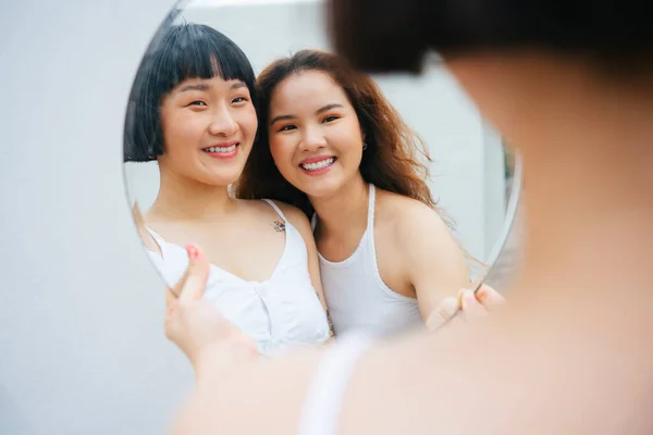 Retrato Dos Jóvenes Mujeres Asiáticas Felices Sonriendo Espejo —  Fotos de Stock