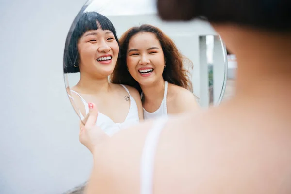 Retrato Dos Jóvenes Mujeres Asiáticas Felices Sonriendo Espejo —  Fotos de Stock