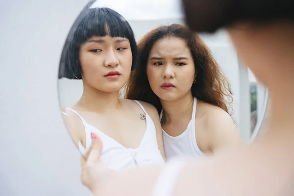 Porträtt Två Unga Asiatiska Kvinnor Som Ser Sig Spegeln Med — Stockfoto