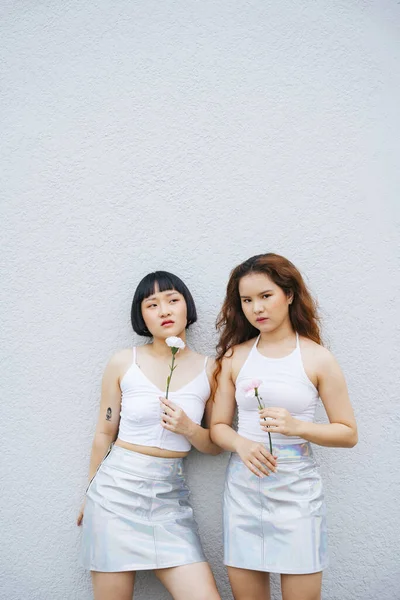 Retrato Dois Jovem Ásia Mulheres Desgaste Branco Colete Segurando Flores — Fotografia de Stock