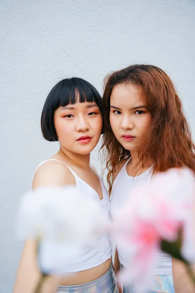 Portrét Dvou Mladých Asijských Žen Nosit Bílou Vestu Drží Květiny — Stock fotografie