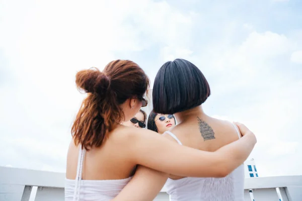 Back View Portrait Two Young Asian Women Hugging Each Other — Stock Photo, Image
