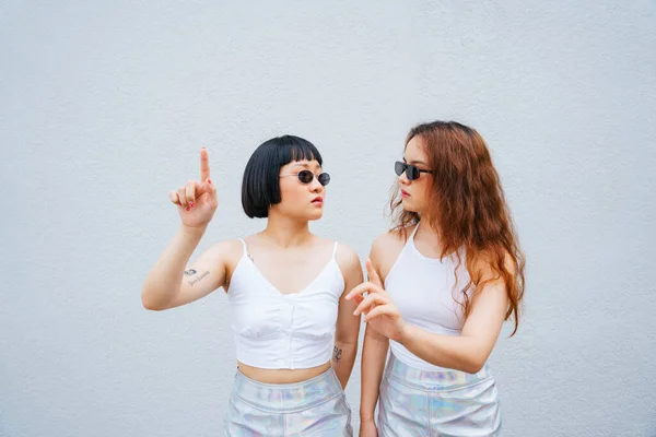 Retrato Duas Jovens Mulheres Asiáticas Usam Óculos Sol Tocando Painel — Fotografia de Stock