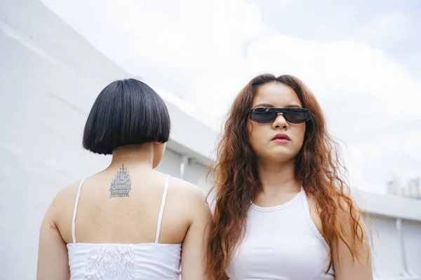 Joven Asiática Mujer Rizado Peinado Blanco Chaleco Usando Gafas Sol — Foto de Stock