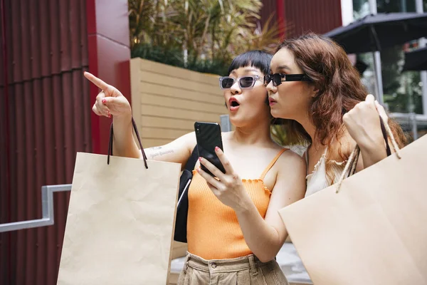 Retrato Dois Jovens Mulheres Asiáticas Apontando Para Loja Moda Shopping — Fotografia de Stock
