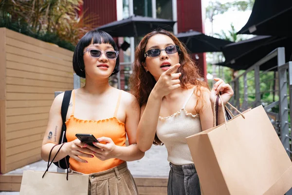 Portrait Two Young Asian Women Wear Sunglasses Searching Sale Shop — Stock Photo, Image