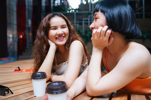 Portrait Two Young Asian Women Having Fun Conversation Cafe Outdoors — Stock Photo, Image