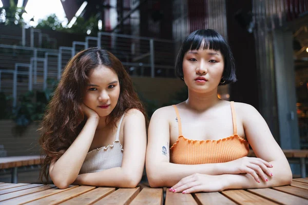 Portrét Dvou Mladých Asijských Žen Při Pohledu Kameru Kavárně Venku — Stock fotografie