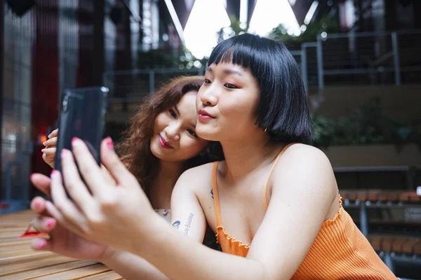 Portré Két Fiatal Ázsiai Csinál Szelfi Okostelefon Együtt — Stock Fotó