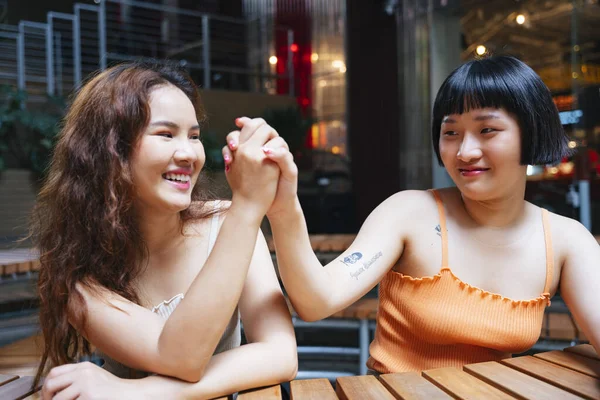 Porträtt Två Unga Asiatiska Kvinnor Nära Vän Med Handen Café — Stockfoto