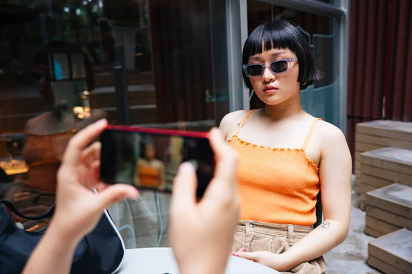 Asian Young Women Wear Sunglasses Being Taken Picture Smartphone Her — Stock Photo, Image