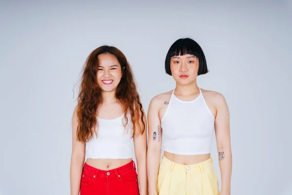 Retrato Dois Jovem Ásia Mulheres Vestindo Branco Colete Isolado Branco — Fotografia de Stock