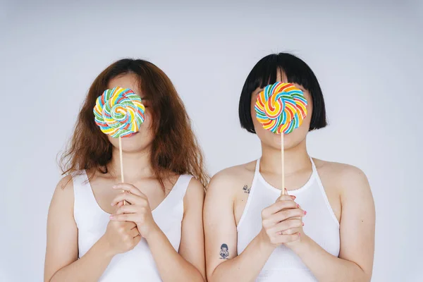 Retrato Dos Mujeres Asiáticas Jóvenes Con Chaleco Blanco Sosteniendo Lollipop —  Fotos de Stock