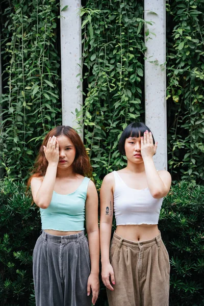 Retrato Dois Jovem Ásia Mulheres Tampa Mão Boca Moderno Parque — Fotografia de Stock