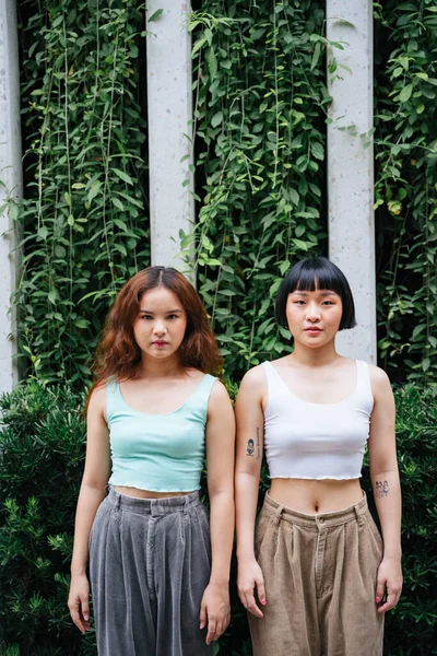 Retrato Moda Duas Jovens Mulheres Asiáticas Parque Moderno Construção — Fotografia de Stock