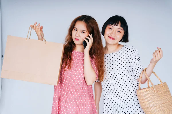 아시아 여성이 스마트폰 앱에서 배경에 온라인 쇼핑을 즐기는 — 스톡 사진