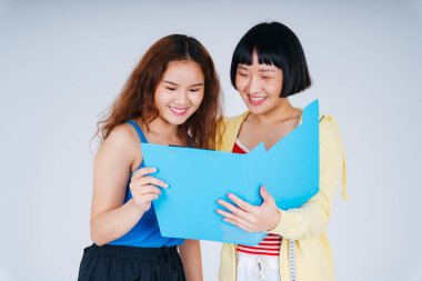 Beden eğitimi koçu ve BMI belgelerine bakan üye beyaz arkaplanda izole edilmiş..