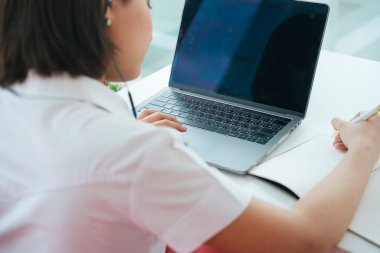 Asya Tayland Üniversitesi öğrencileri evden bilgisayarla online olarak çalışıyor. Teknoloji insanların bilgisini geliştirir.