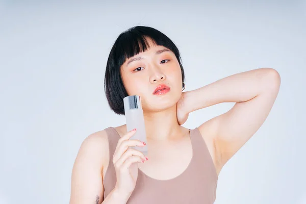 Primer Plano Joven Asiático Corto Bob Peinado Mujer Celebración Loción —  Fotos de Stock