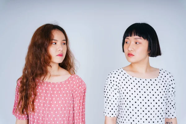 Retrato Dois Jovem Ásia Mulheres Rosa Branco Vestido Palkadot Olhando — Fotografia de Stock