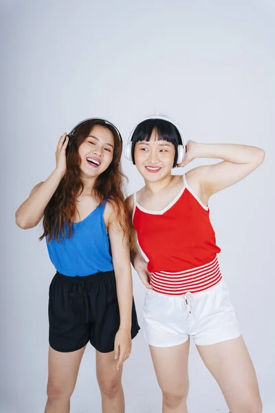 Portrét Dvou Mladých Asijských Žen Těšit Poslouchat Hudbu Tanec Izolovat — Stock fotografie
